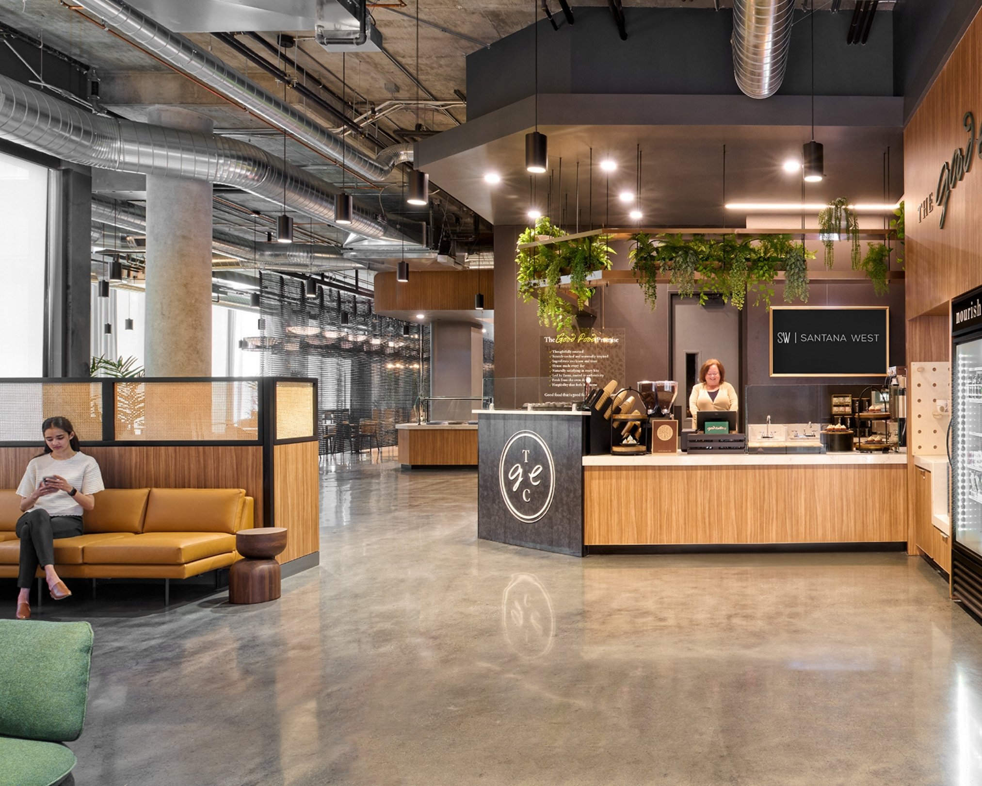 At One Santana West, we transformed the ground floor into a place where connection and well-being take center stage. The space welcomes tenants with a coffee bar, caf&eacute;, and flexible lounge suited for casual gatherings or events. ☕🌿
Beyond the